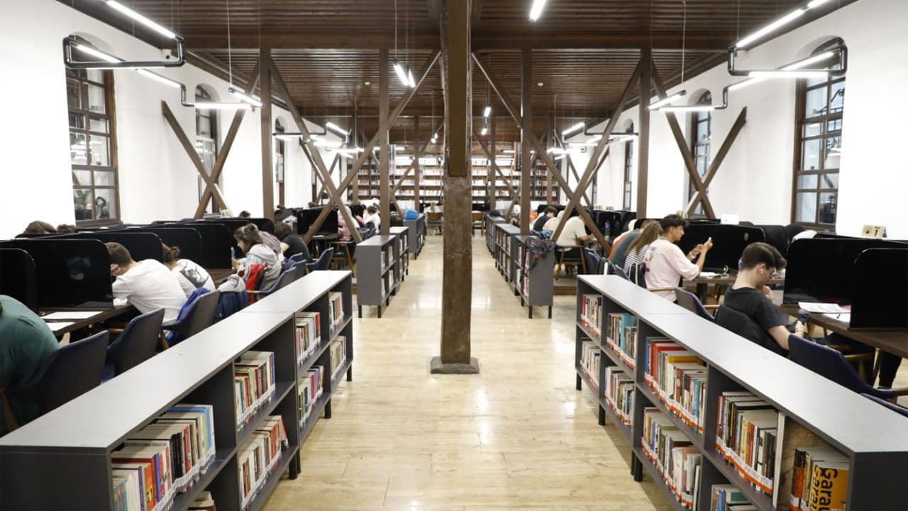 İnegöl Nöbetçi Kitaphane içinde ders çalışan ve kitap okuyan vatandaşlar.