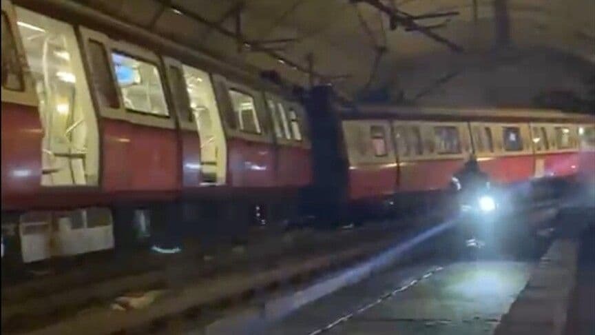 İstanbul M4 metro hattında raydan çıkan tren ve tüneldeki durum.