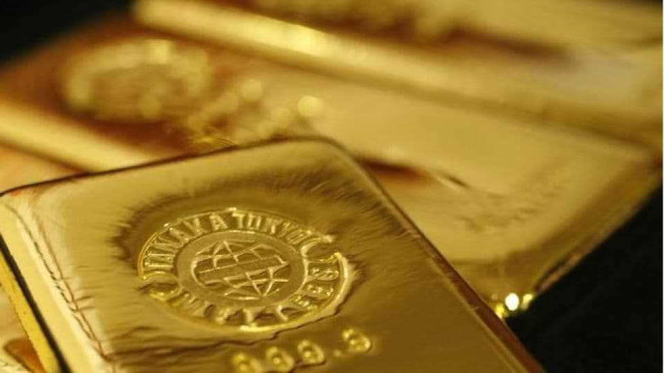 Altın külçeleri ve finansal grafikler
