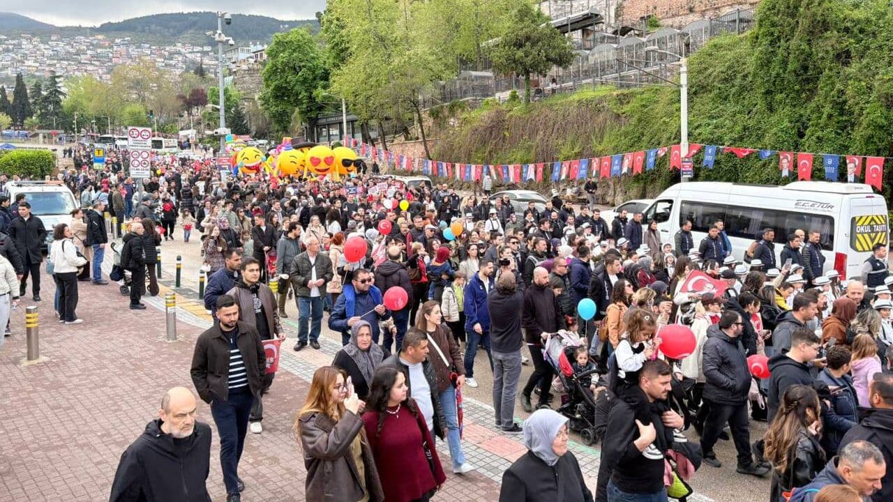 Bursa'da 23 Nisan Ulusal Egemenlik ve Çocuk Bayramı Kutlamaları Kortejle Başladı