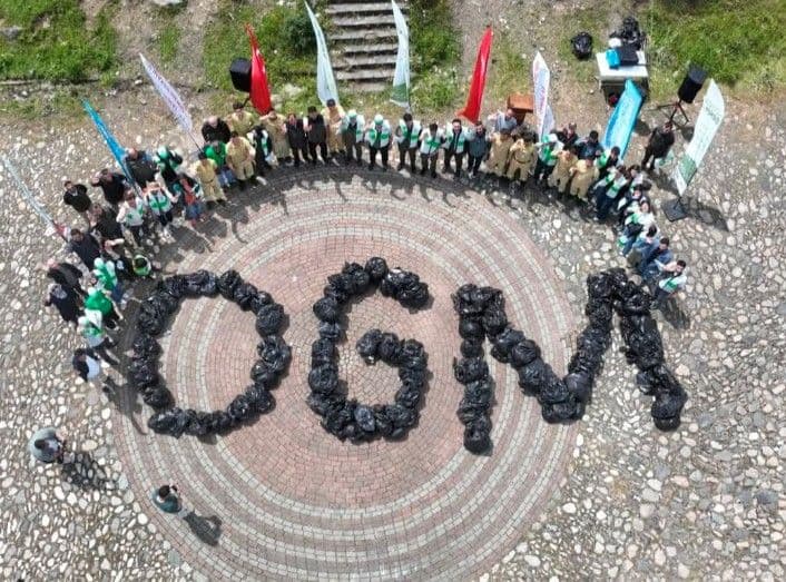 Bursa'da "Orman Benim" kampanyası kapsamında çöp toplayan öğrenciler ve katılımcılar.