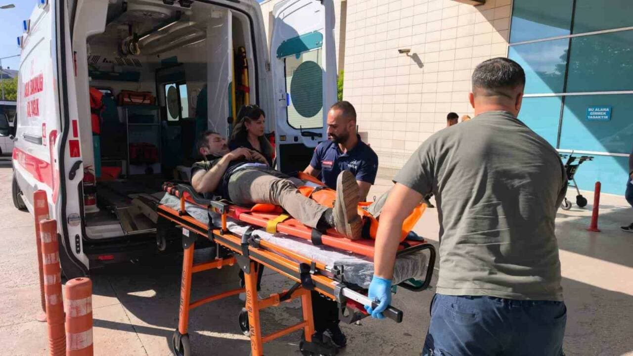 Bursa İnegöl'de iş kazası geçiren orman işçisi ambulansa taşınıyor.
