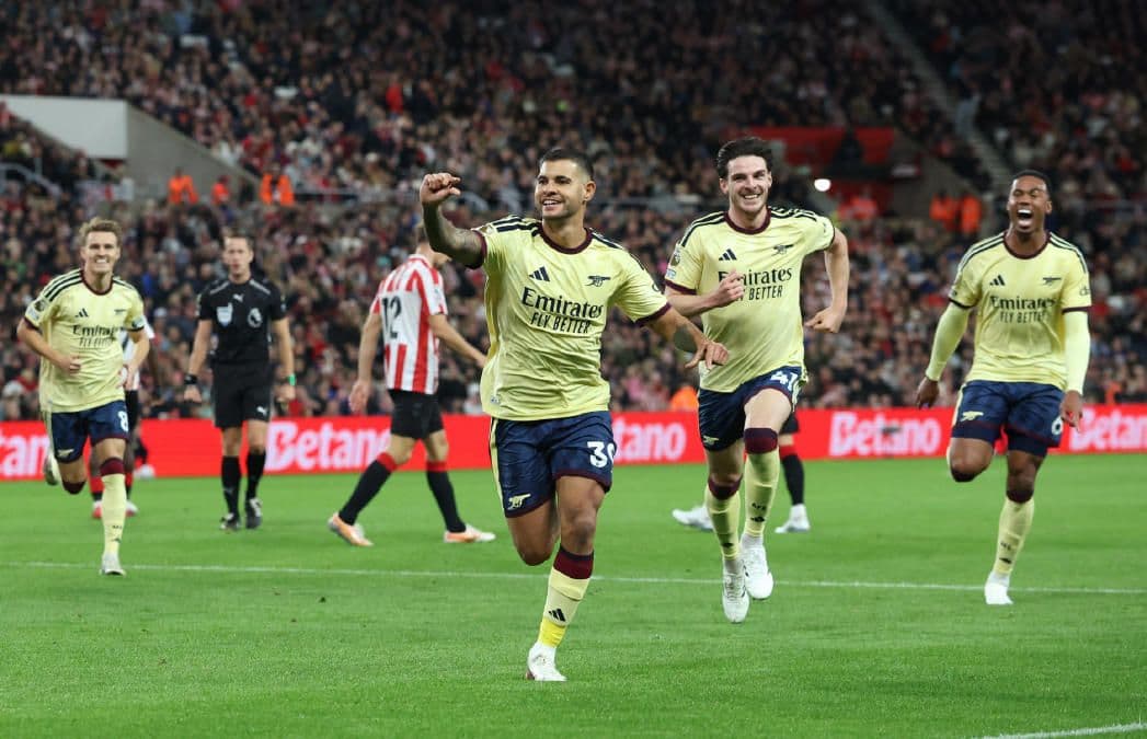 Arsenal futbolcuları Premier Lig maçında gol sevinci yaşıyor.