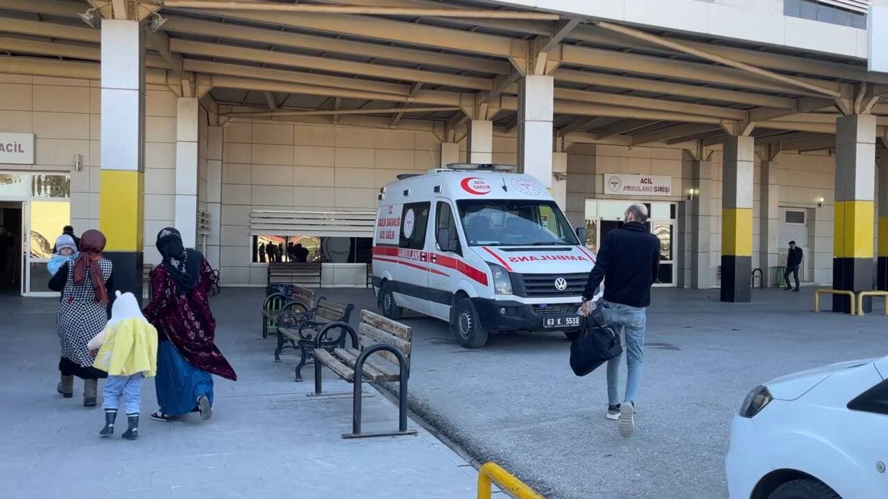 Şanlıurfa'da kanala düşen kardeşlerin getirildiği hastane önünde ambulans ve acil giriş kapısı.