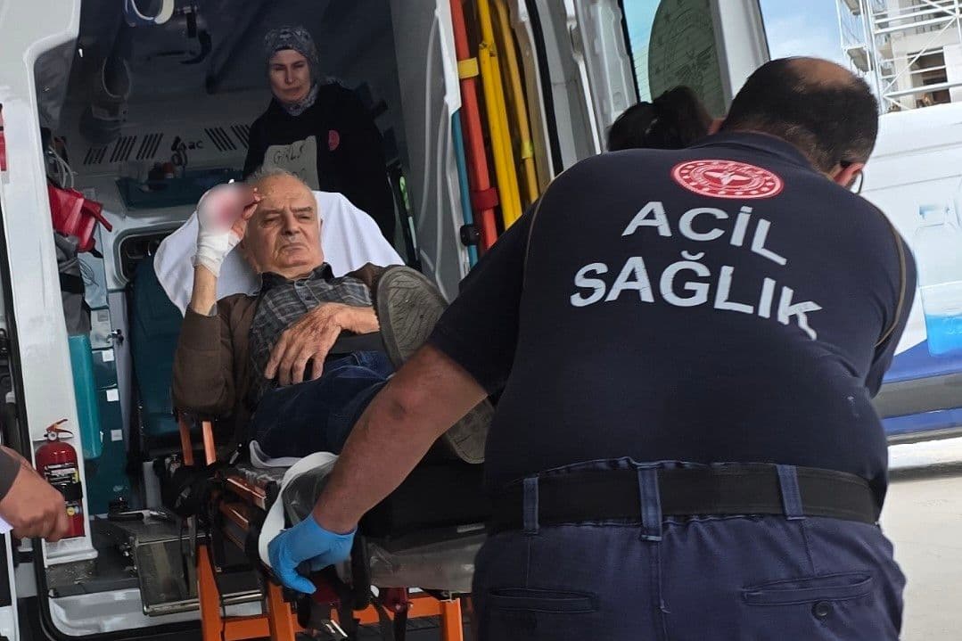 İnegöl'de iş kazası geçiren 85 yaşındaki mobilya atölyesi sahibi, ambulansla hastaneye sevk edilirken sedyede yatıyor.