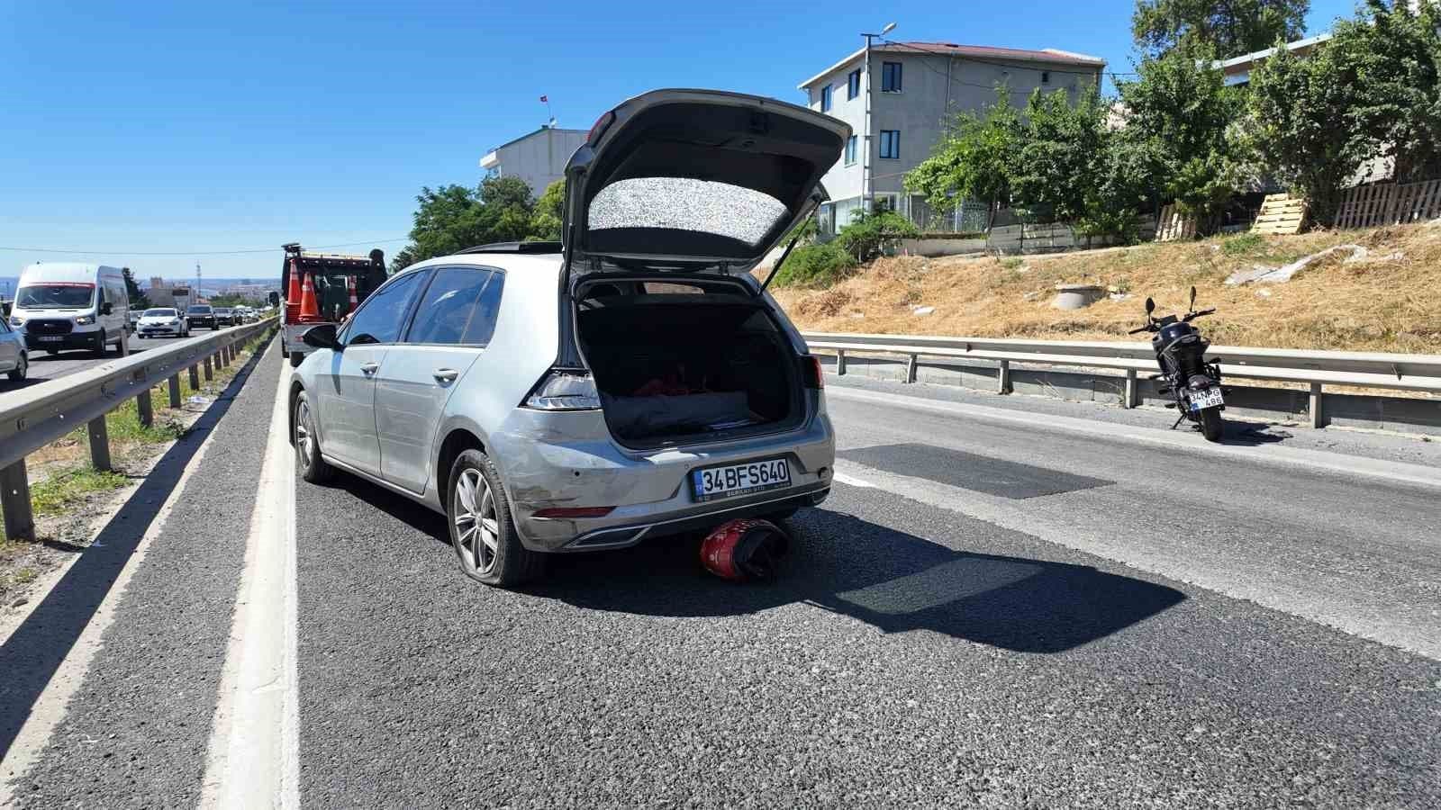 Büyükçekmece'de meydana gelen trafik kazasında hasar görmüş otomobil ve motosiklet kaskı.