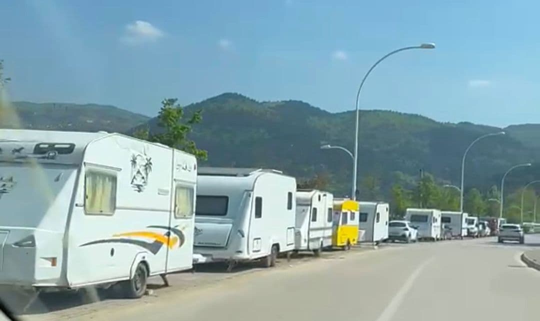 Bursa Mihraplı Parkı yakınlarında yol kenarına park edilmiş çok sayıda karavan