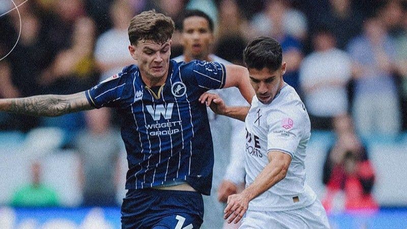 Millwall-West Ham derbisinde futbolcular top için mücadele ediyor.