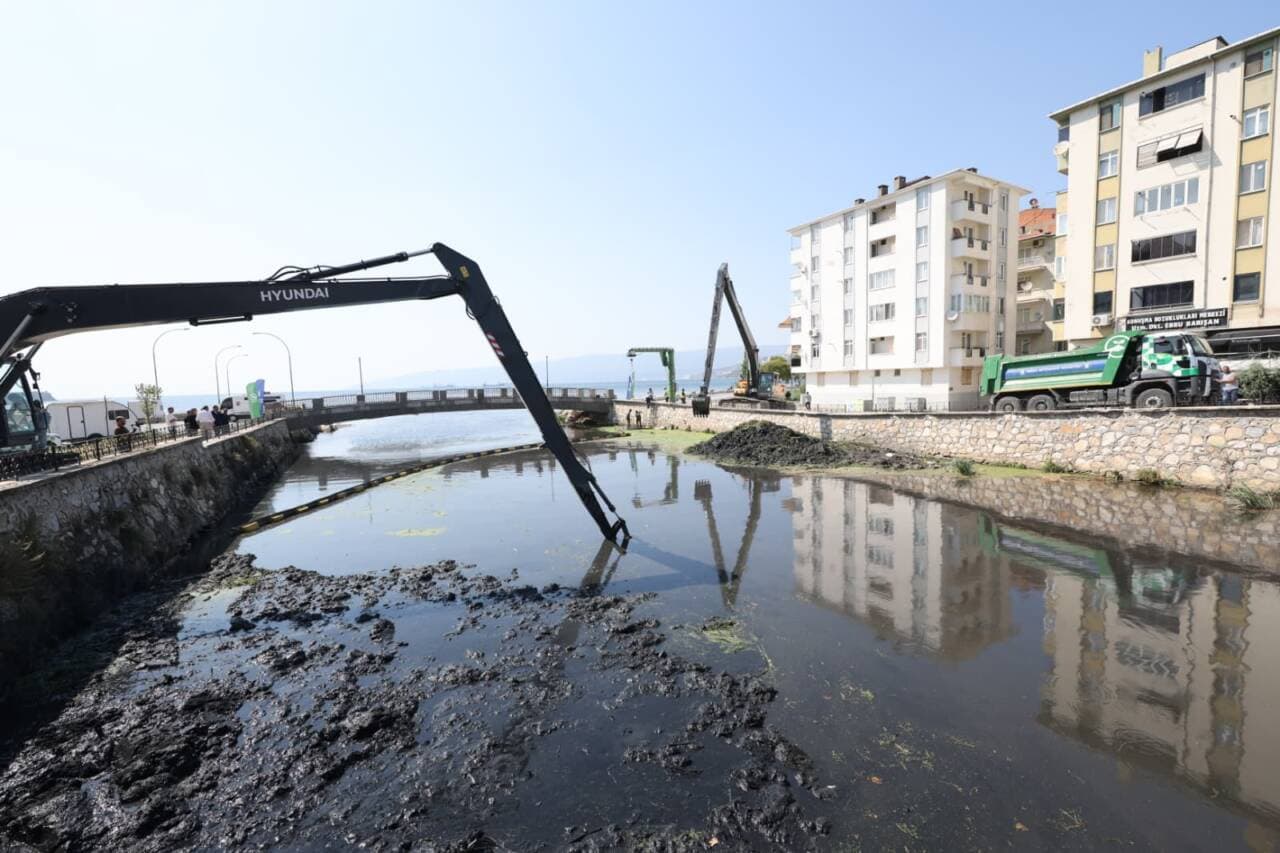 Bursa Büyükşehir, Gemlik'teki Karsak ve Çarşı Derelerinde Kapsamlı Temizlik Başlattı