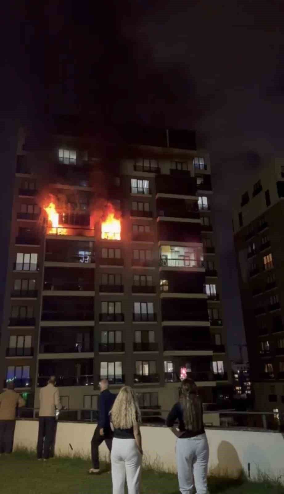 Bursa Nilüfer'de Apartman Yangını: 4 Kişi Dumandan Etkilendi