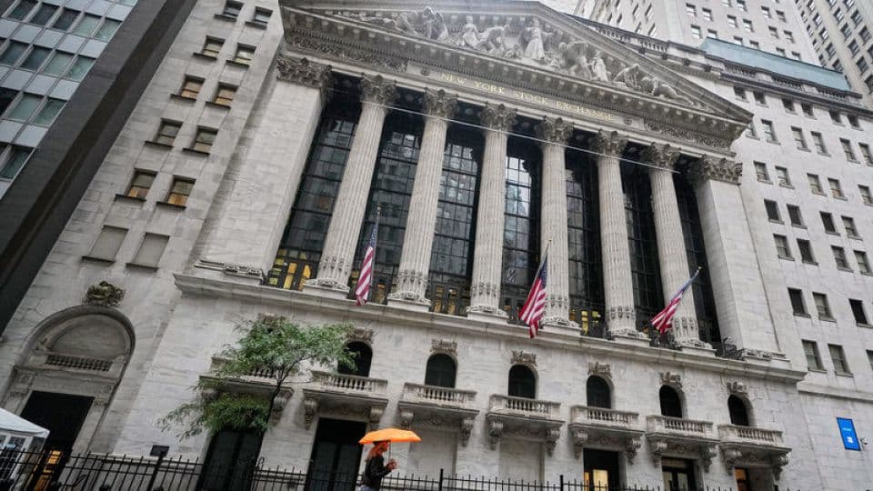 New York Stock Exchange binası, finansal piyasaların merkezi.