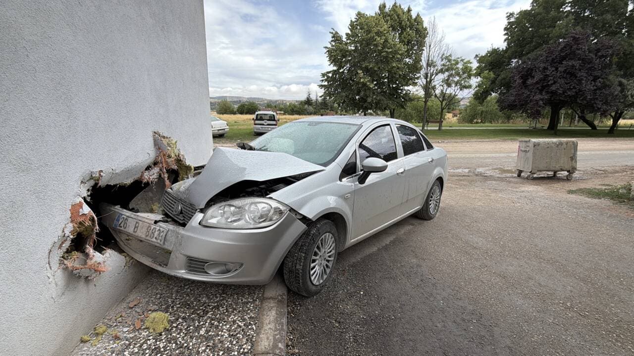 Bursa Çamlıca'da duvara çarpmış hasarlı otomobilin kaza sonrası görüntüsü.