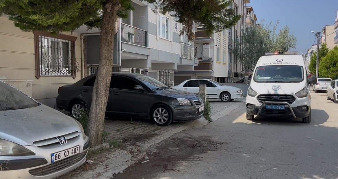Bursa Demirtaş'ta kardeş kavgası sonrası olay yeri inceleme aracının bulunduğu sokak.