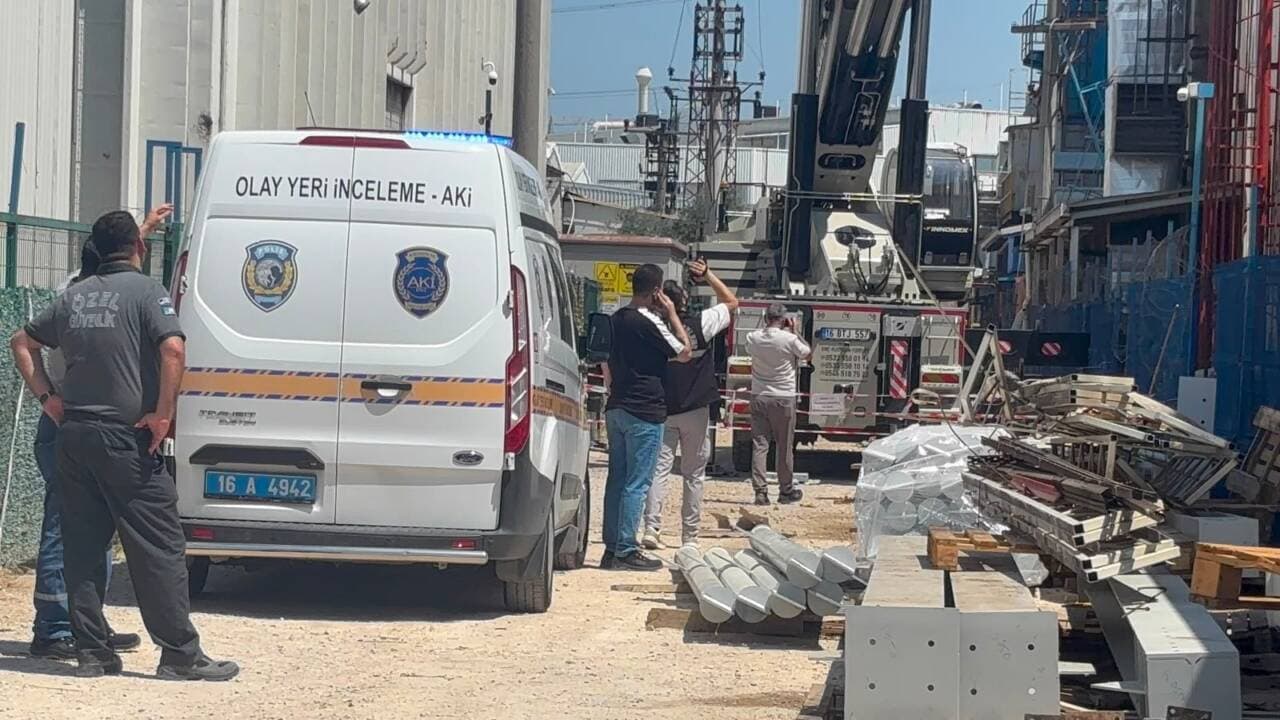 Bursa'da inşaat alanında elektrik akımına kapılan mühendisin olay yerinde polis incelemesi