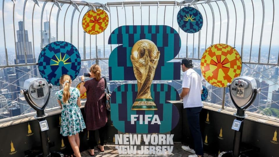 New York'ta FIFA Dünya Kupası tanıtım etkinliğinde şehir manzarasına bakan insanlar