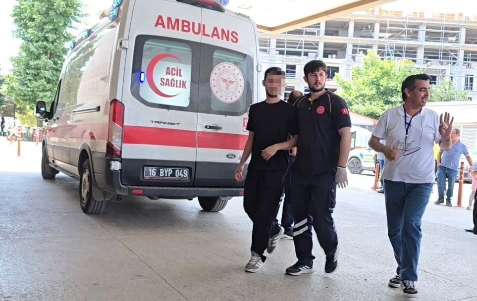 Bursa'da YKS sınavında rahatsızlanan öğrenci ambulansla hastaneye götürülüyor.