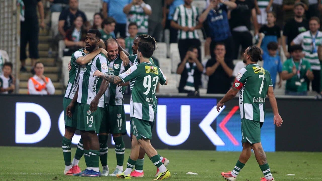 Bursasporlu futbolcuların maçta gol sevinci yaşadığı an.
