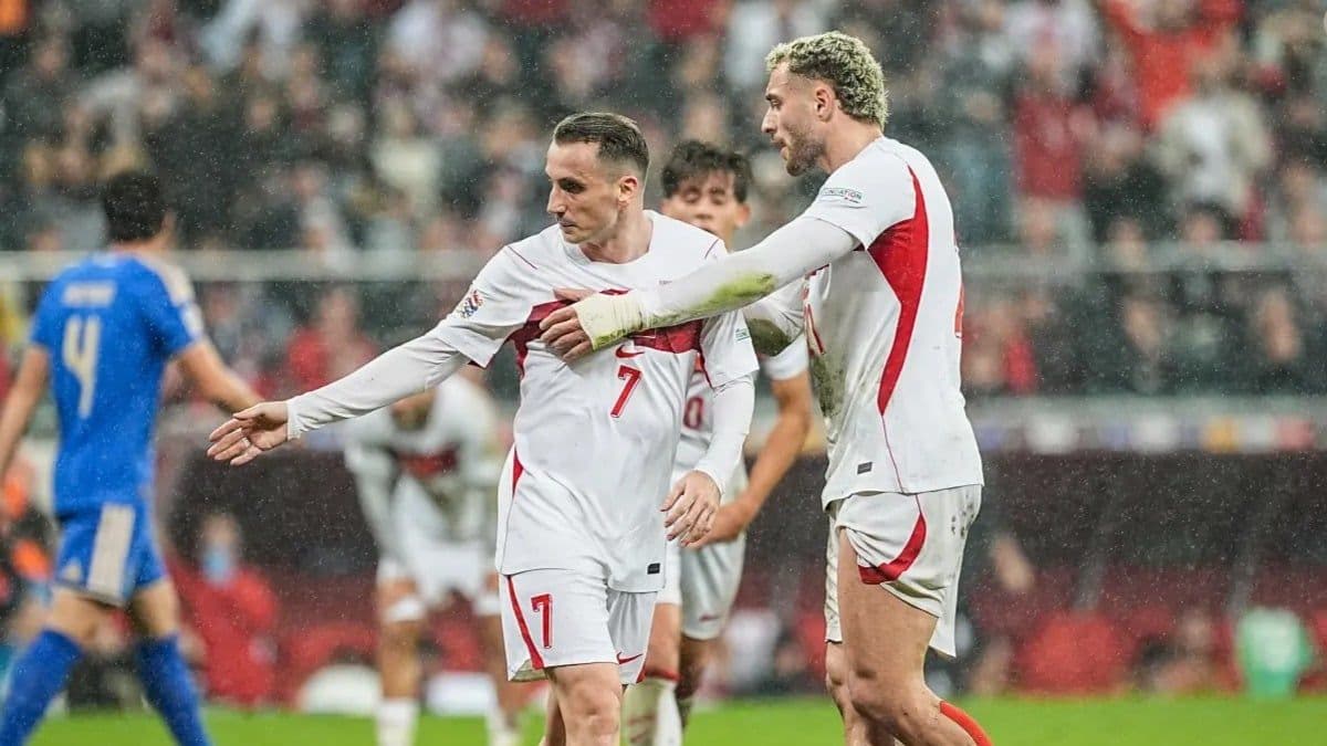 A Milli Futbol Takımı oyuncuları maç sonrası sahada, FIFA sıralaması düşüşü