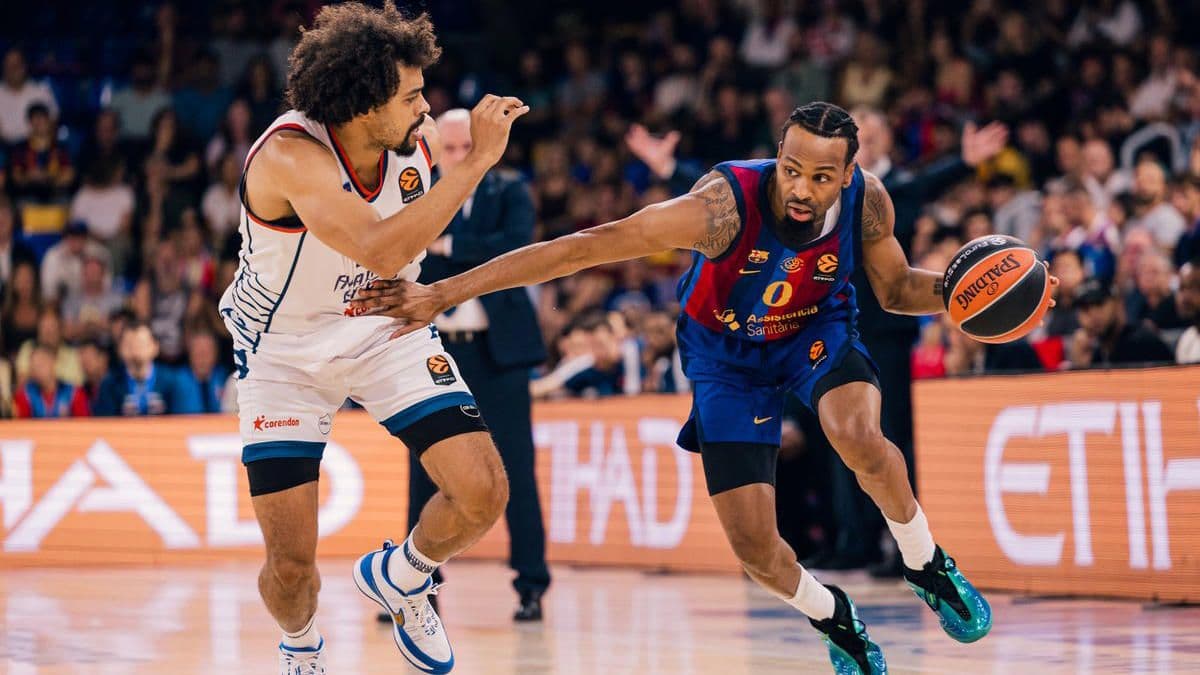 Anadolu Efes ve Barcelona basketbolcuları EuroLeague maçında top kapma mücadelesi veriyor.