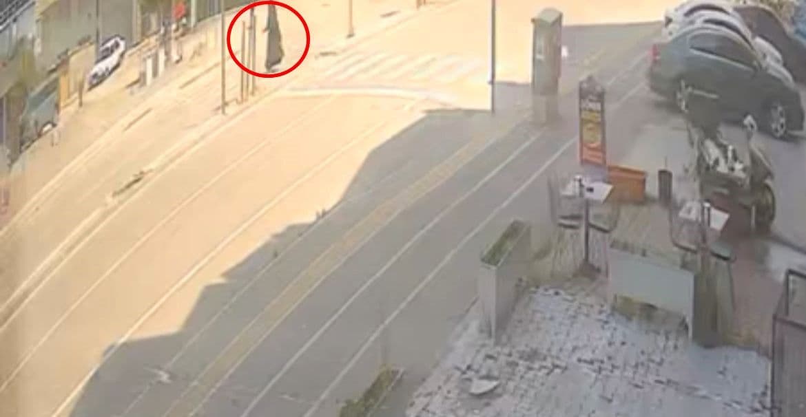 Bursa Gürsu'da yaya geçidinde meydana gelen trafik kazası sonrası olay yeri.