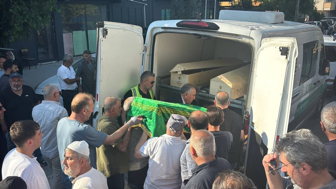 Sivas'taki kazada hayatını kaybeden Kerem Ali Polat'ın cenaze töreninden bir kare. Tabutun cenaze aracına yüklendiği an.