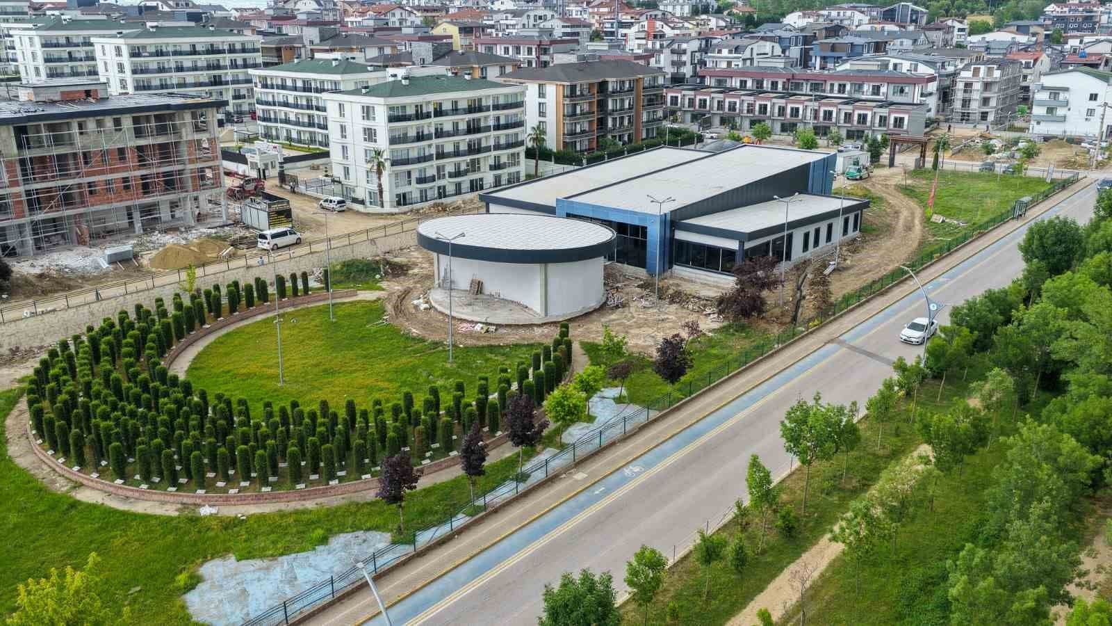 Başiskele'de yapımı devam eden 15 Temmuz Bilim Merkezi'nin havadan görünümü.