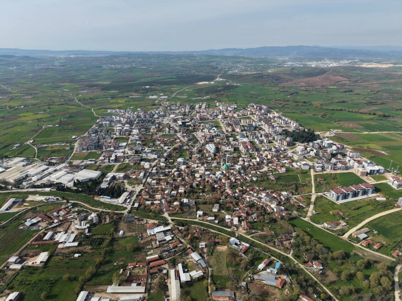 Bursa Akçalar Mahallesi'nin havadan görünümü, yerleşim yerleri ve yeşil alanlar.