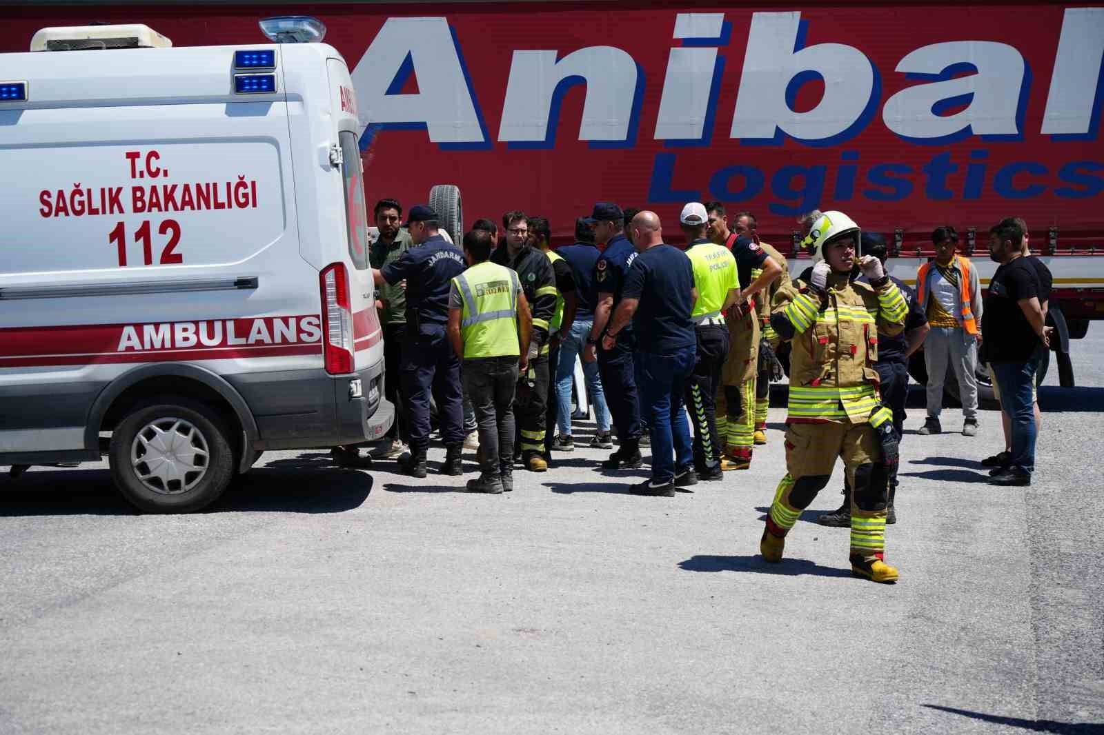 Edirne Kapıkule yolu trafik kazası sonrası olay yerinde ambulans, jandarma ve itfaiye ekipleri müdahale ediyor.