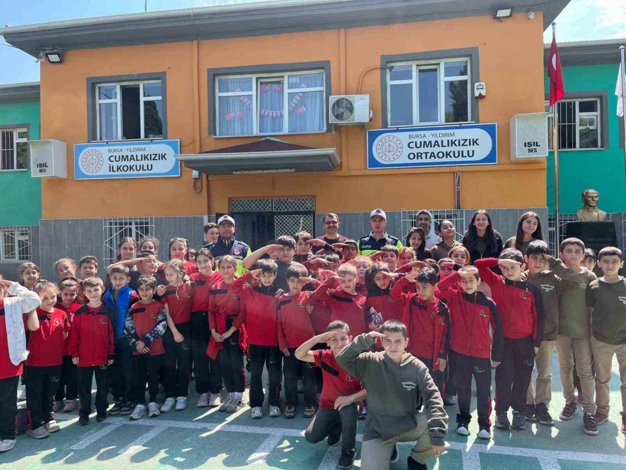 Bursa'da Trafik Haftası etkinlikleri kapsamında Jandarma Trafik Timleri ve öğrenciler okul önünde toplu fotoğraf çekiliyor.