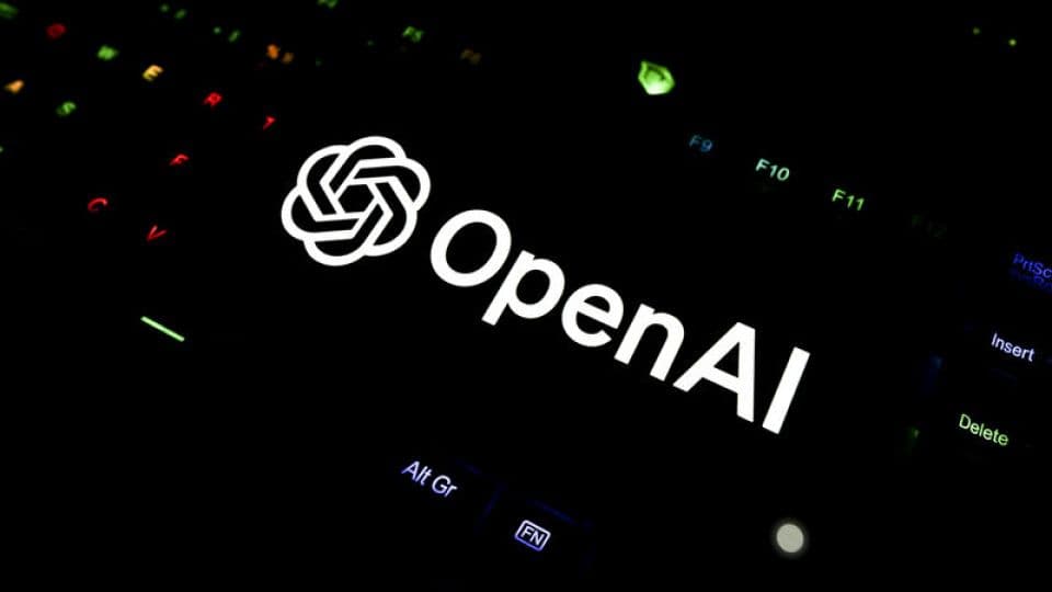Karanlık bir arka planda, bir klavyenin üzerinde görünen OpenAI logosu ve yazısı.