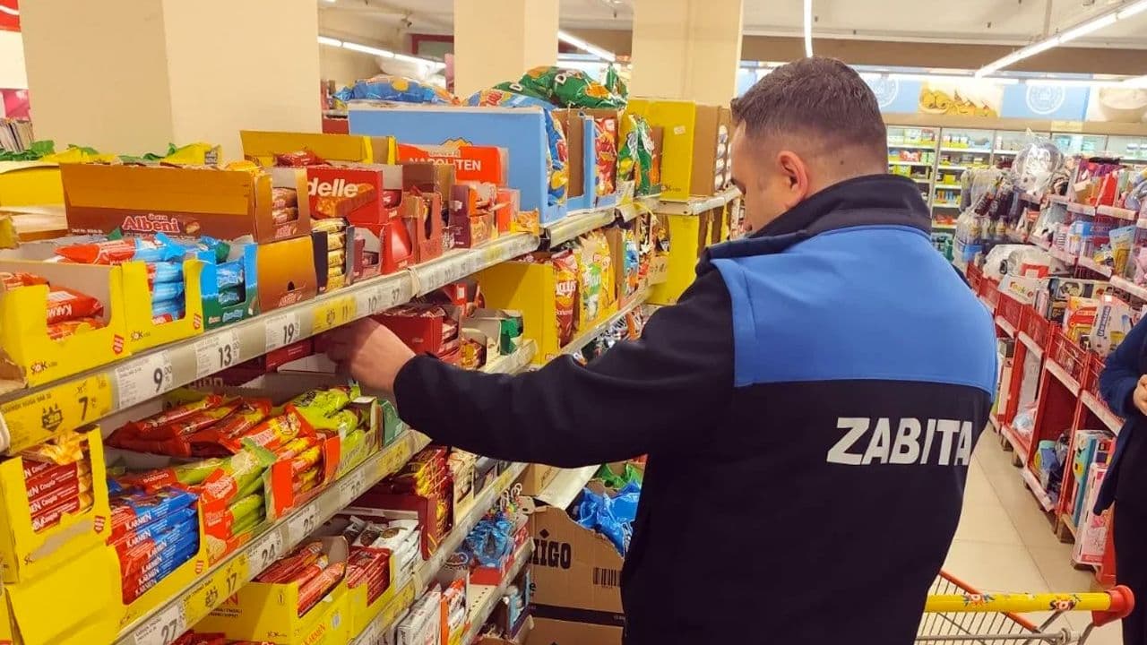 İnegöl'de market denetimi yapan zabıta memuru.