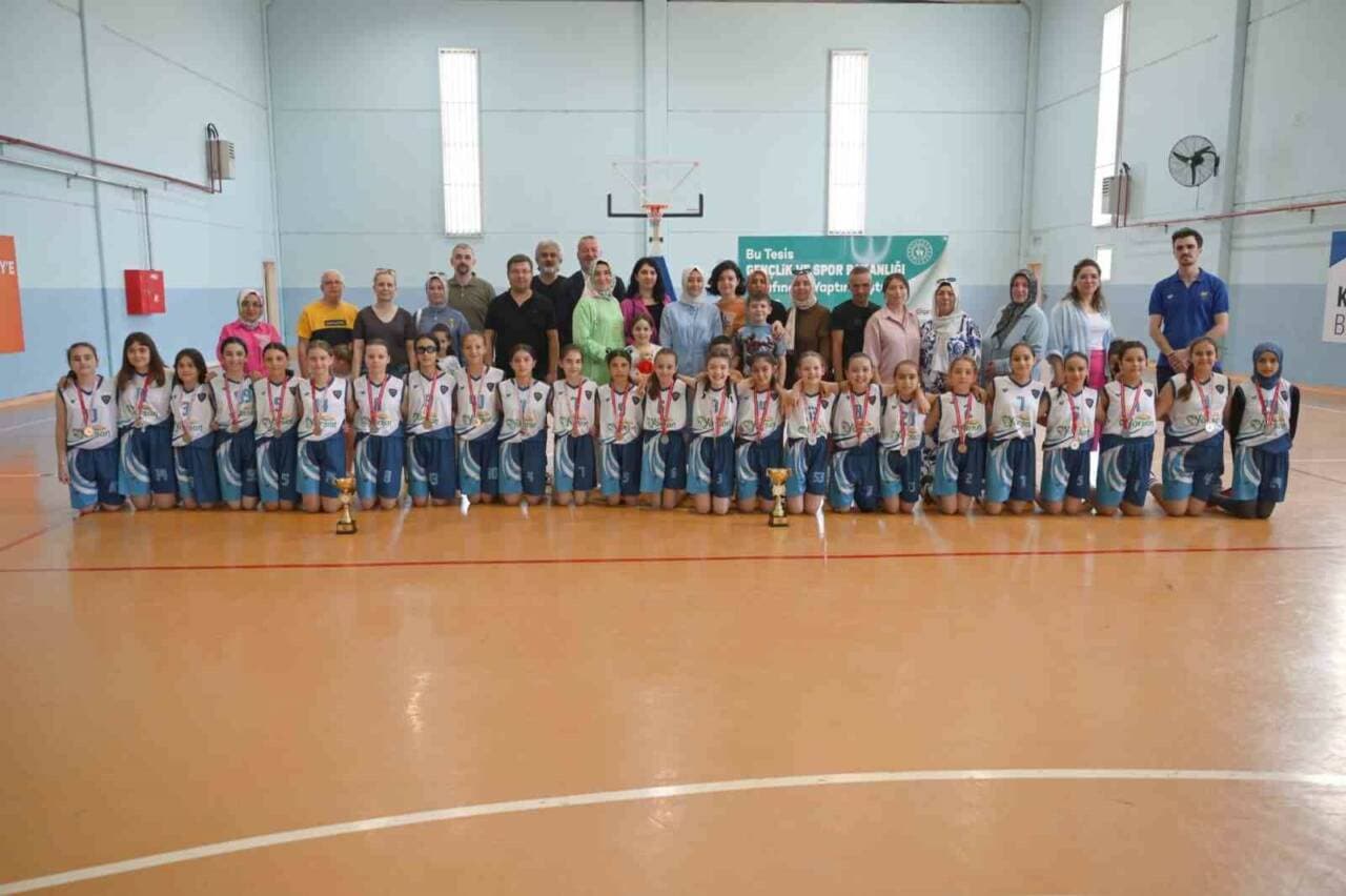 Karacabey'in Minik Basketbolcuları Bursa'da Kupa Sevinci Yaşadı