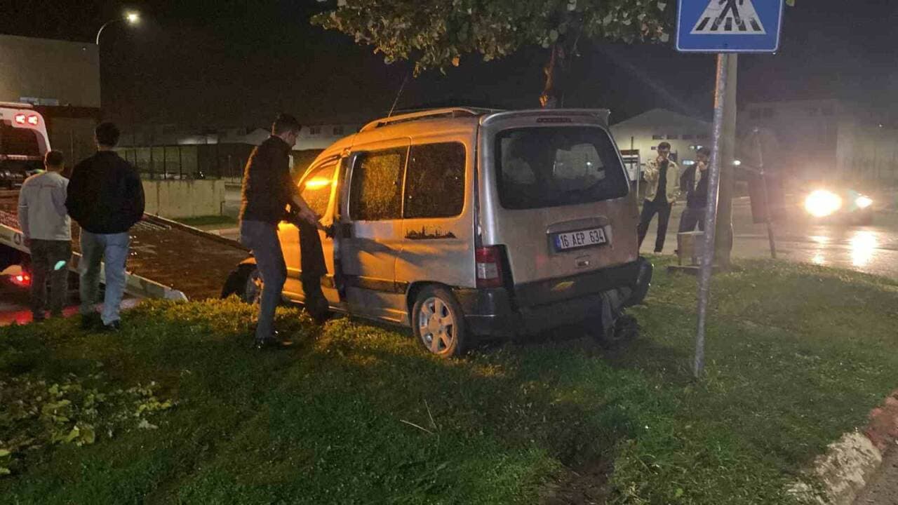 Bursa İnegöl'de yağışlı havada ağaca çarpan hafif ticari araç, kaza sonrası olay yeri.