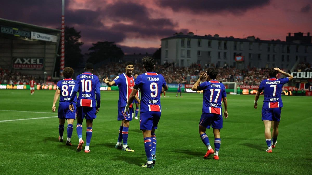 PSG futbolcuları Brest deplasmanında gol sevinci yaşıyor.