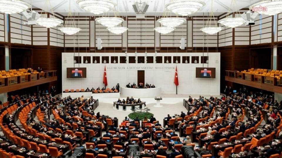 Türkiye Büyük Millet Meclisi Genel Kurulu'nda milletvekilleri, emekli aylığı ve ekonomik düzenlemelerle ilgili kanun teklifini görüşüyor.