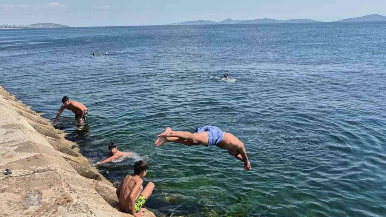 Caddebostan Sahili'nde denize girerek serinleyen vatandaşlar