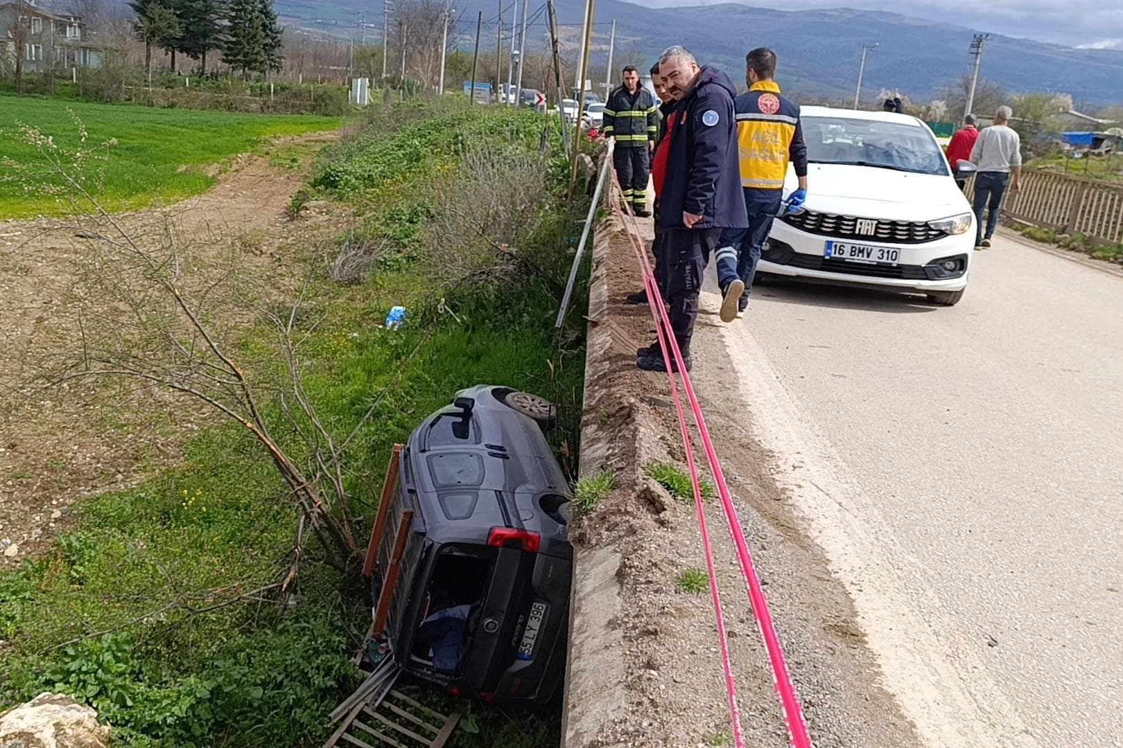 İnegöl'de Zincirleme Kaza: 3 Araç Çarpıştı, Biri Dereye Uçtu