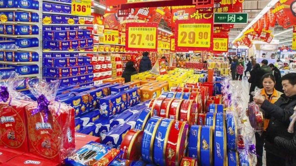 Çin'de bir süpermarkette alışveriş yapan insanlar ve ürün reyonları.