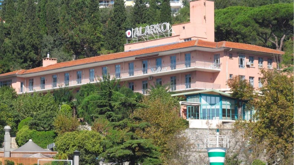 Alarko Holding'in Alarko Carrier'daki pay artışını simgeleyen modern bir finansal anlaşma görseli.