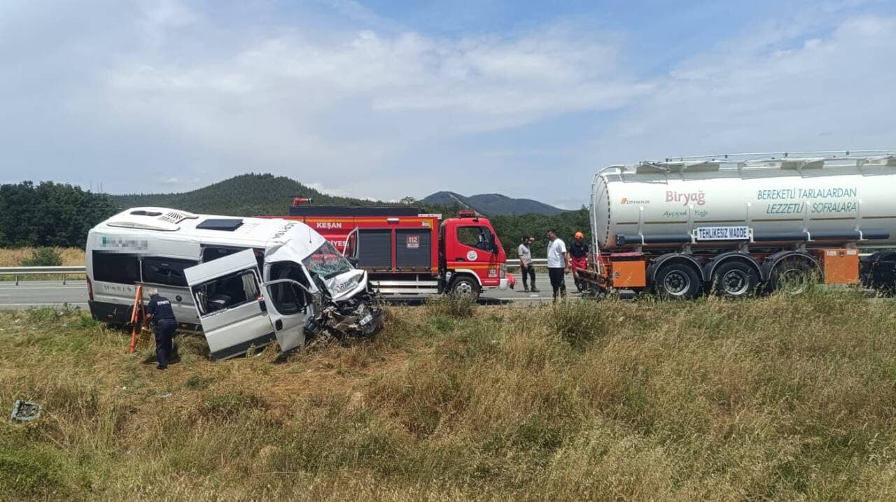 Keşan-Gelibolu yolunda kaza: Personel servisi tankere çarptı, 16 kişi yaralandı