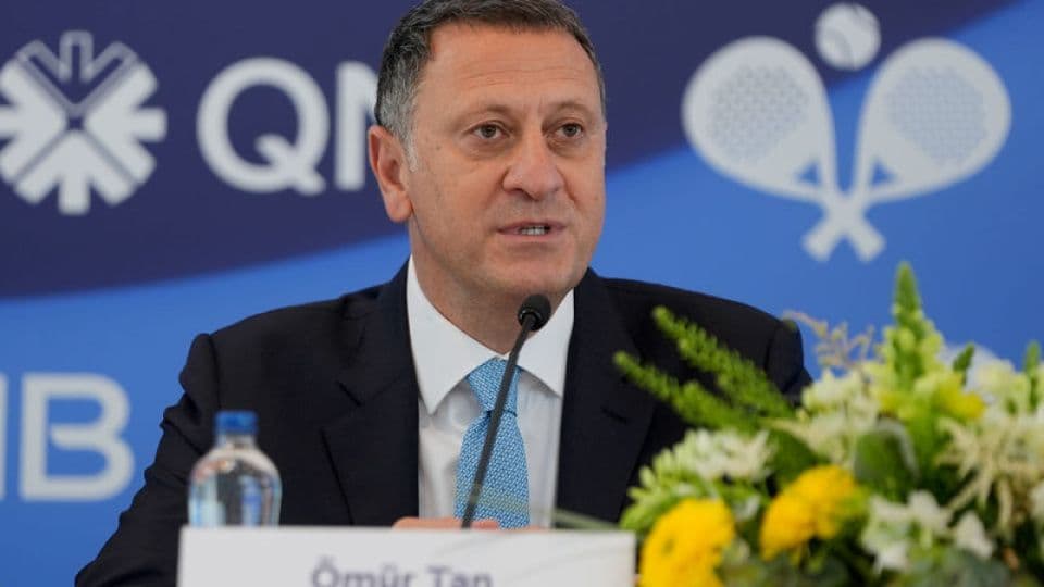 QNB Türkiye Genel Müdürü Ömür Tan, sendikasyon kredisi anlaşmasını açıklarken.