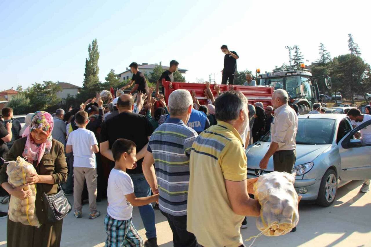 Amasya'da genç çiftçinin ücretsiz patates dağıttığı kalabalık bir sahne.