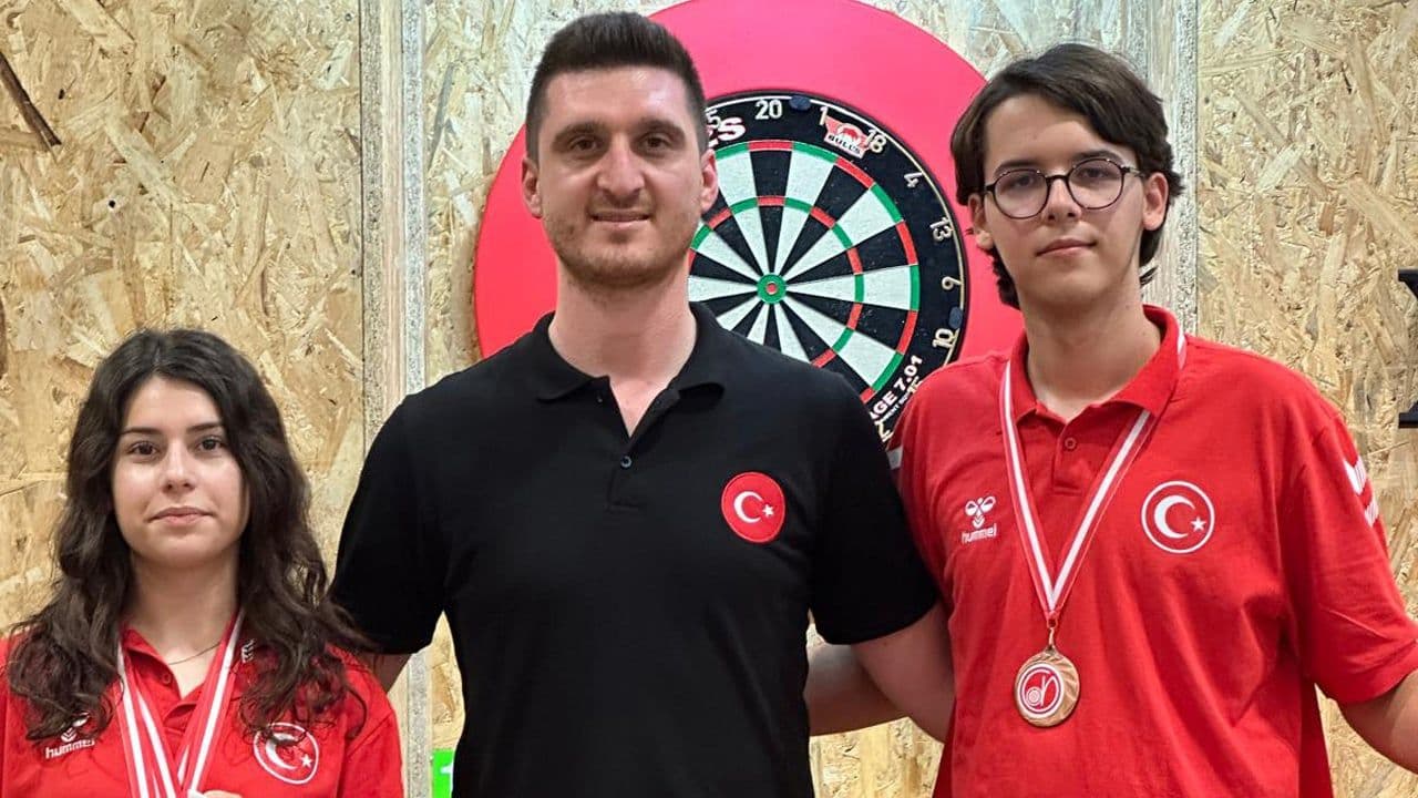 Bursalı Sporcular Uluslararası Dart Turnuvasında Türkiye'ye Madalya Kazandırdı