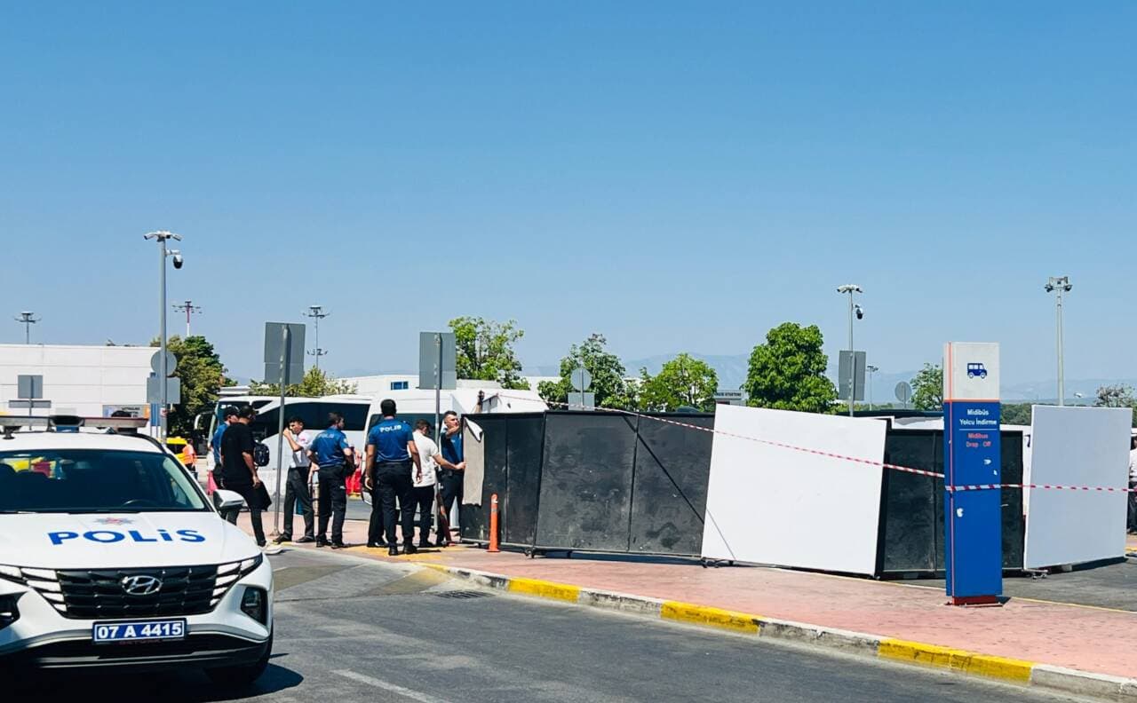 Antalya Havalimanı'nda Silahlı Saldırı: Kadın Çalışan Hayatını Kaybetti