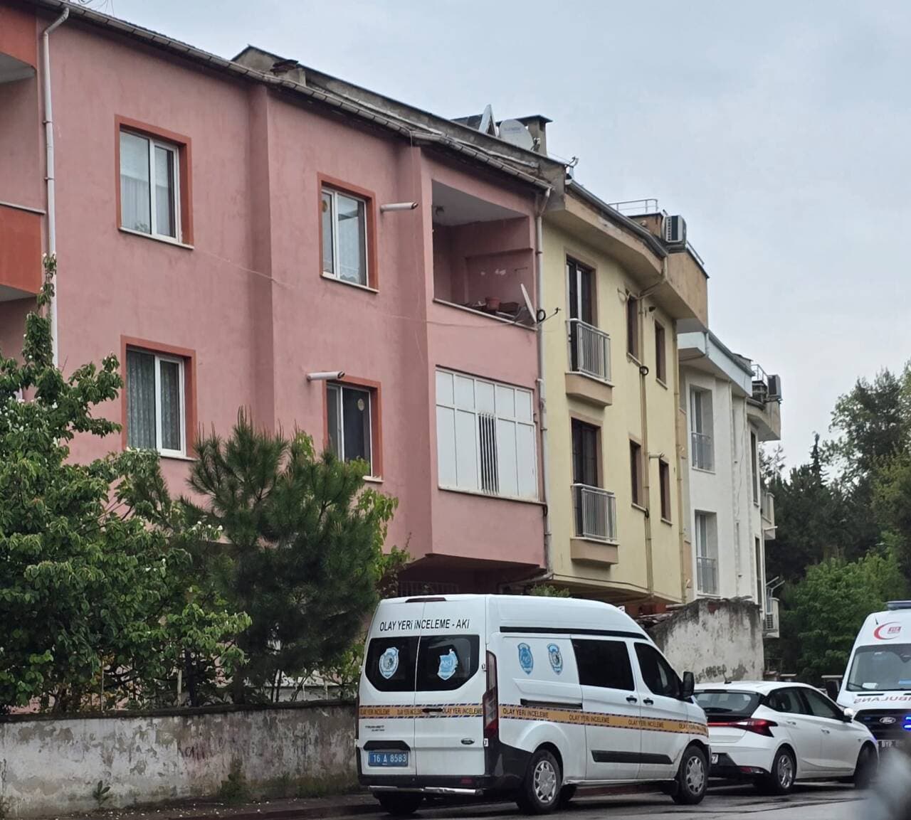 Bursa'da öğretmen Selma Kokoz'un evinde ölü bulunması sonrası olay yeri inceleme aracı.