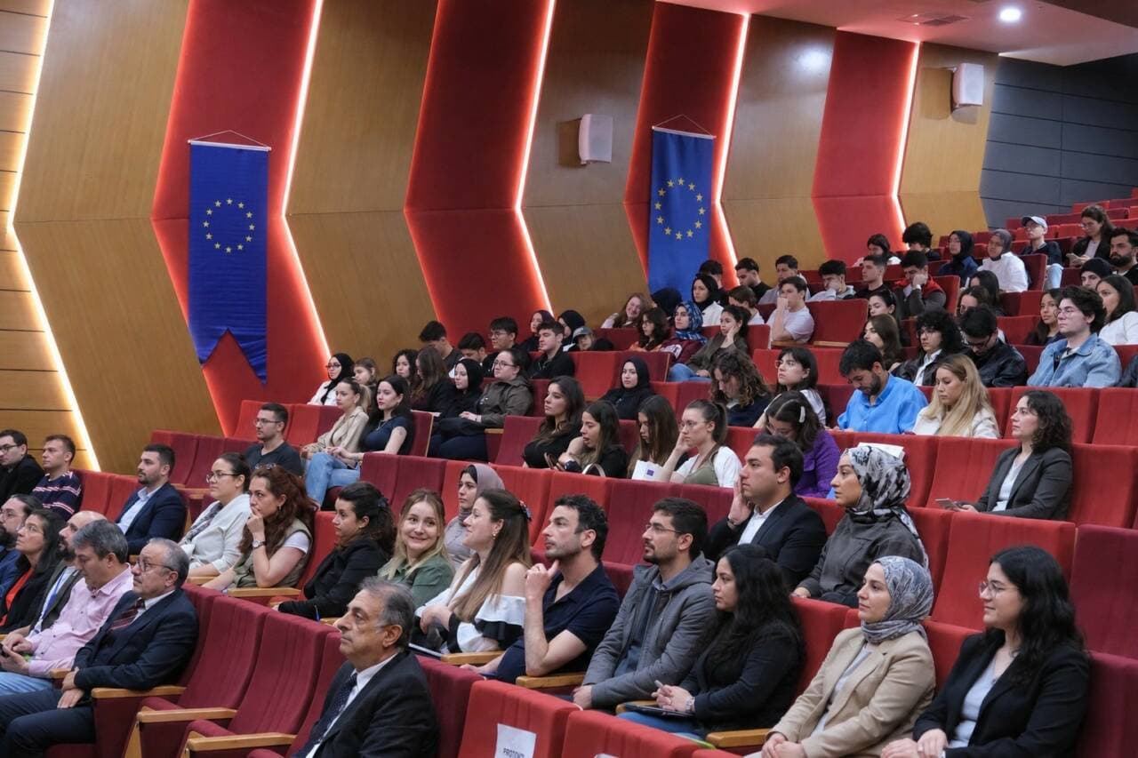 Bursa'da üniversite öğrencileri, Avrupa Birliği bayrakları altında düzenlenen etkinlikte Avrupa fırsatları hakkında bilgi alıyor.