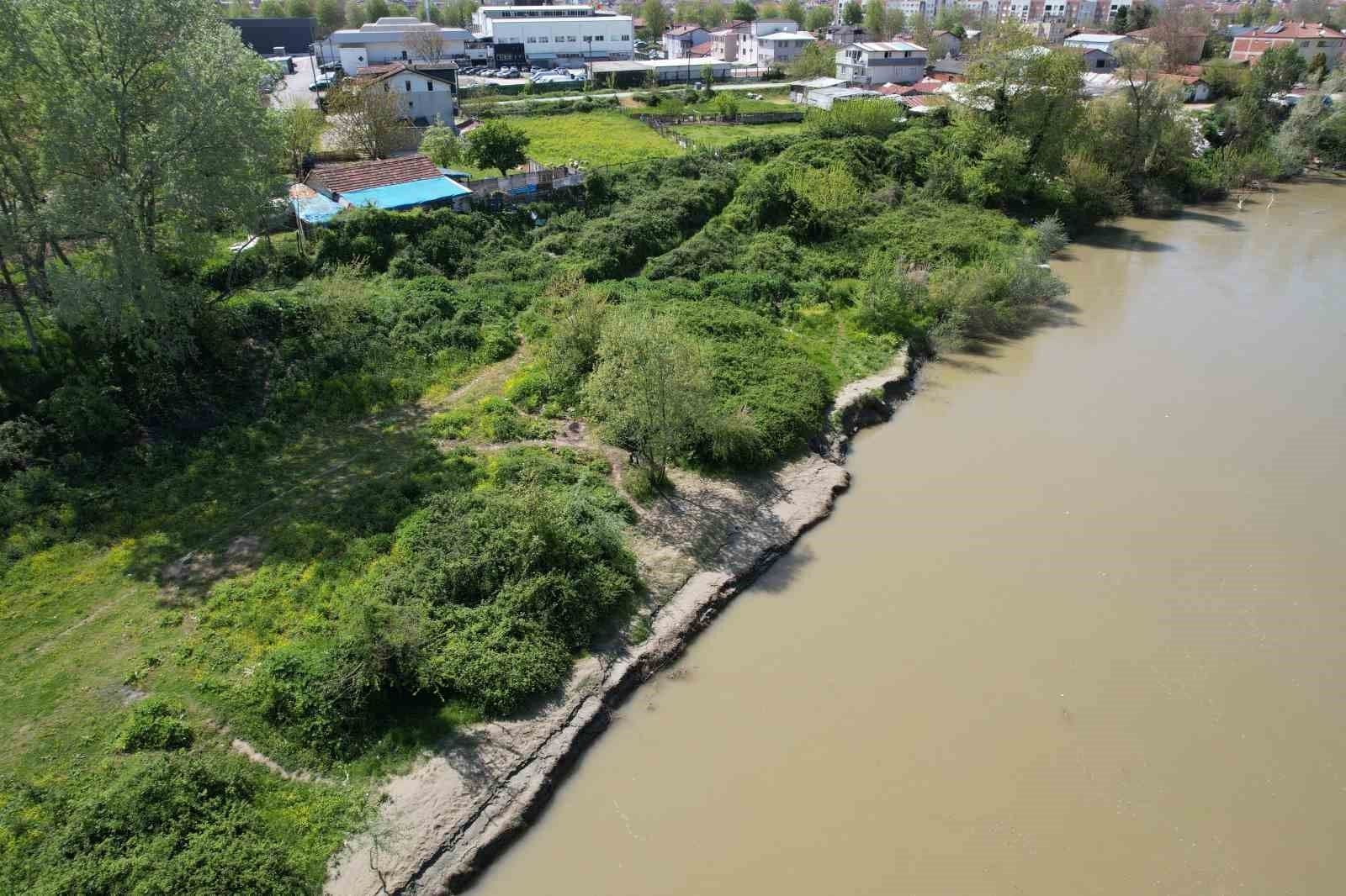 Sakarya Nehri'nde kaybolan çocuğu arama çalışmalarının yapıldığı bölge