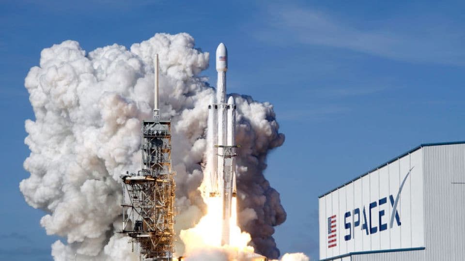 SpaceX Falcon Heavy roketi fırlatma anı, uzay taşımacılığı.