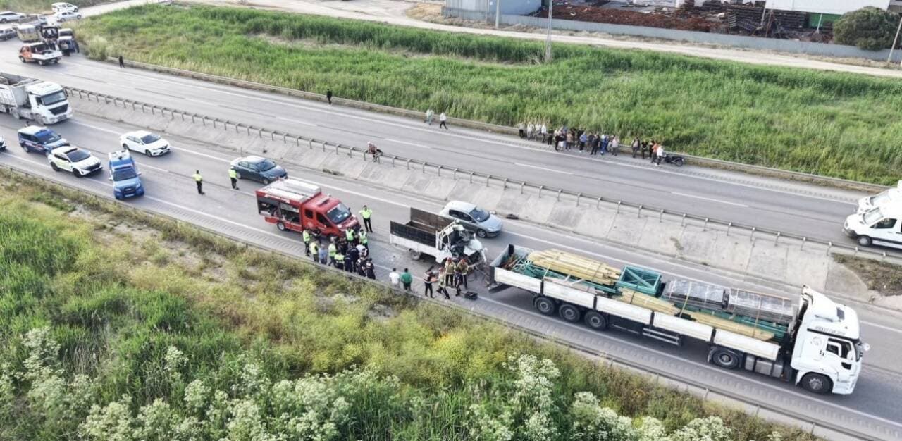 Bursa Karacabey yolunda meydana gelen kamyon kazası sonrası olay yeri ve acil durum ekipleri.