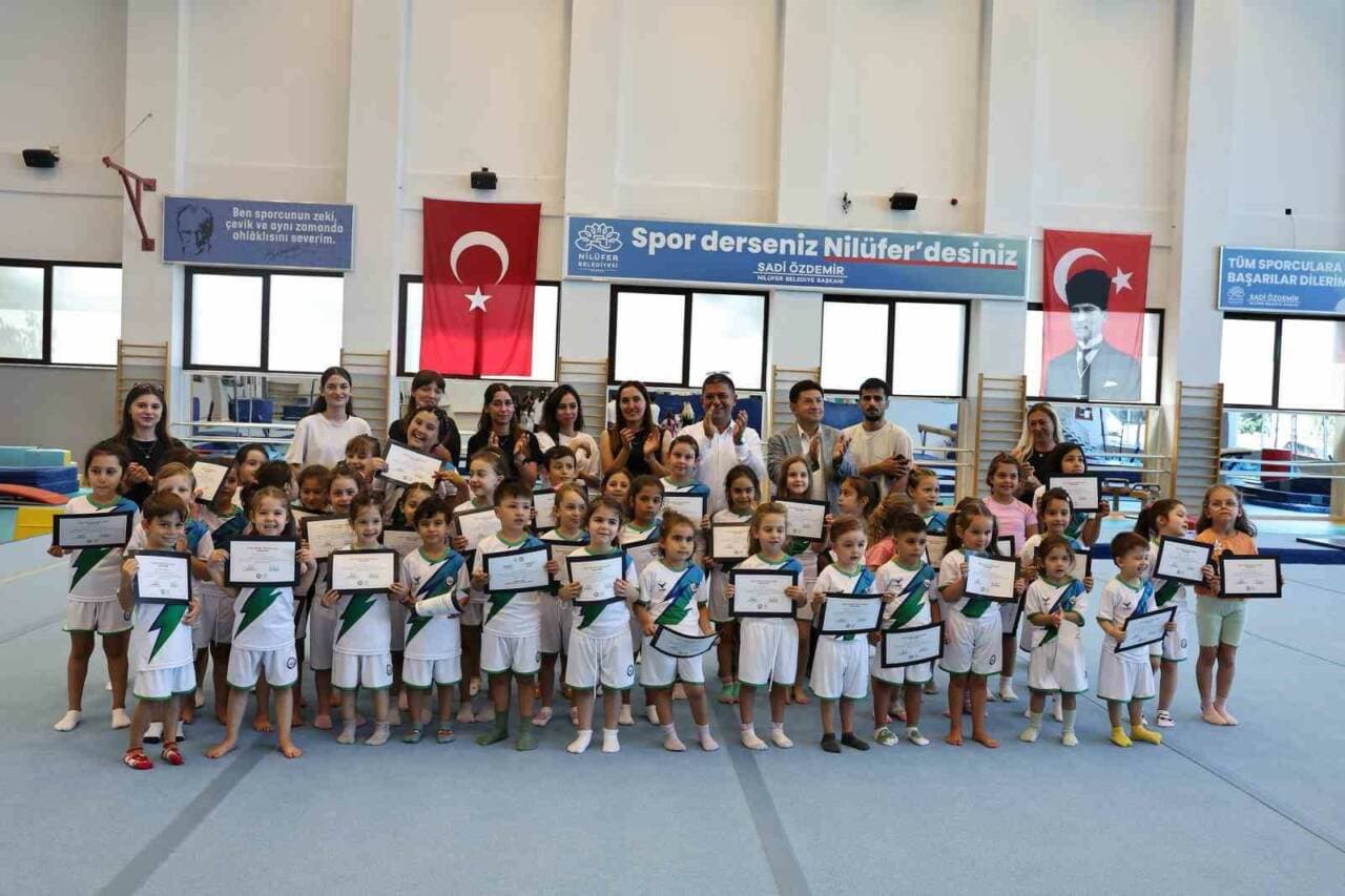 Nilüfer Yaz Spor Okulları'nda sertifika alan çocuklar ve eğitmenler.